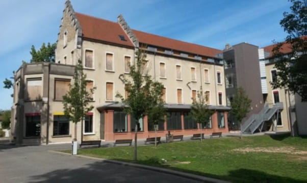 Vue du batiment de l'aile nord de la charité avant les travaux de rénovation