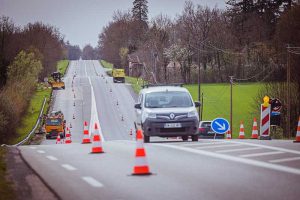 Chantier et interventions des agentes des routes du Département de l'AIn sur une route départementale à 4 voies en