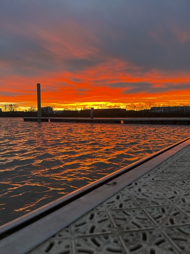 Coucher de soleil au bord de l’eau