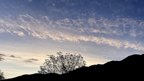 Ecumes de nuages dans le ciel au coucher du jour à Chézery-Forens 