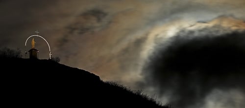 Jeu de lumière entre nuages et lune par un soir de grand vent