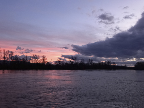 Nuage sombre flirtant avec le ciel rosé