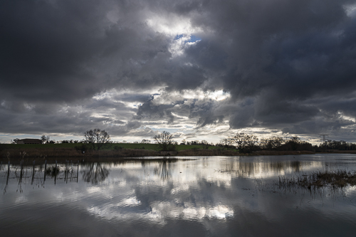 Nuages d'hiver sur l'étang de Prêles à Valeins 01