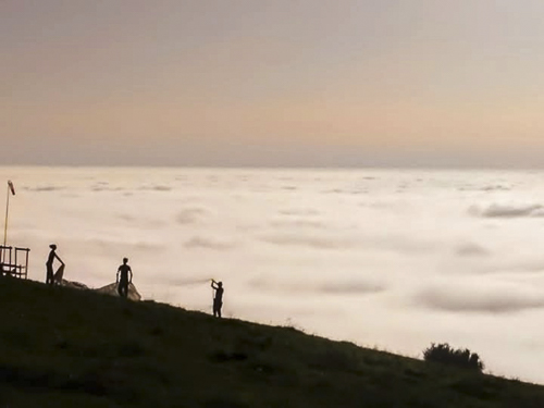 Parapentistes au sommet du mont Myon sur mer de Nuages